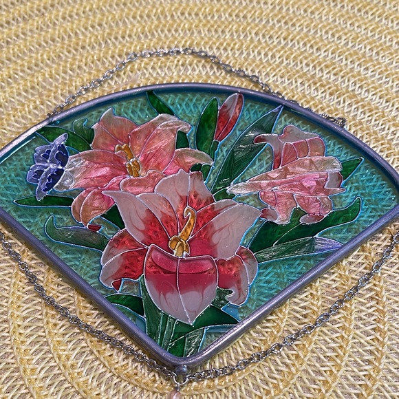 JOAN BAKER DESIGNED STAINED GLASS PINK LILIES HANDPAINTED JEWELED SUNCATCHER - Picture 9 of 12